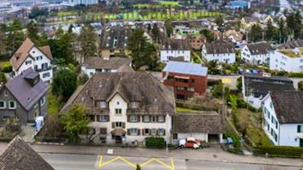Hönggerberg. The building, which dates back to 1923, has 7 apartments.