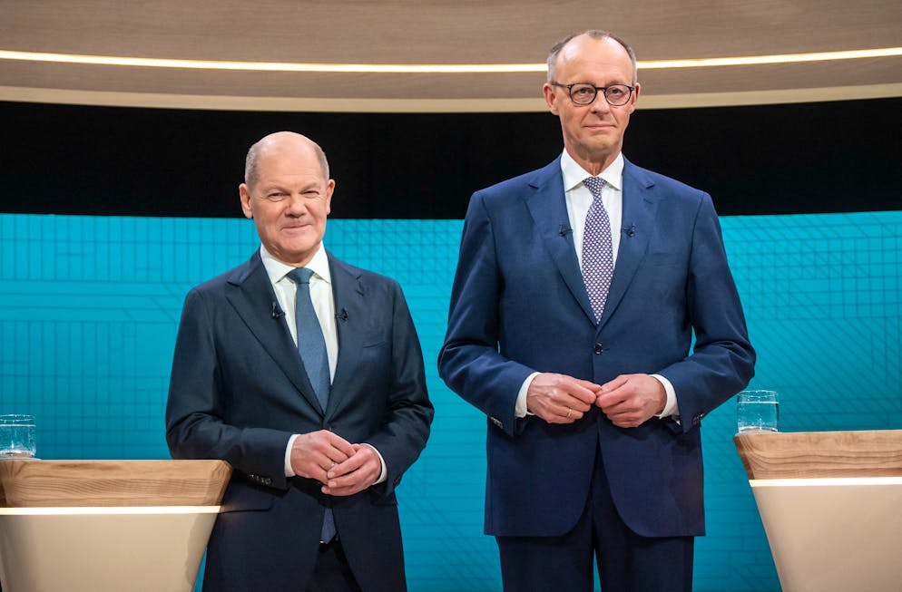 Le chancelier Olaf Scholz et le politicien conservateur de la CDU Friedrich Merz sont candidats aux législatives allemandes du 23 février. Ils se sont affrontés dimanche soir lors d'un premier duel télévisé.