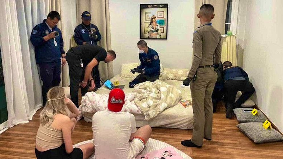 The Thai authorities have arrested a Russian hacker gang in a hotel in Phuket, which is alleged to have blackmailed 17 Swiss companies, among others.