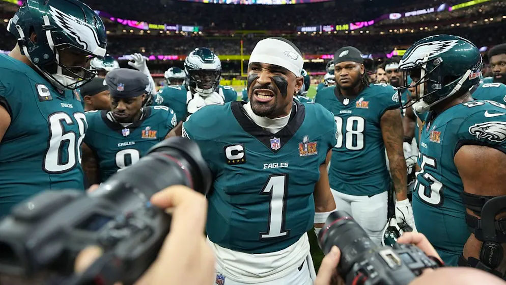 Jalen Hurts, Quarterback der Philadelphia Eagles, führt sein Team zum Gewinn des Super Bowls.