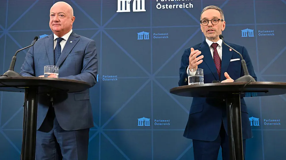 ARCHIV - ÖVP-Chef Christian Stocker (l) und FPÖ-Chef Herbert Kickl geben im Auditorium des Parlaments ein Pressestatement zu den Koalitionsgesprächen zwischen der FPÖ und ÖVP. Foto: Helmut Fohringer/APA/dpa