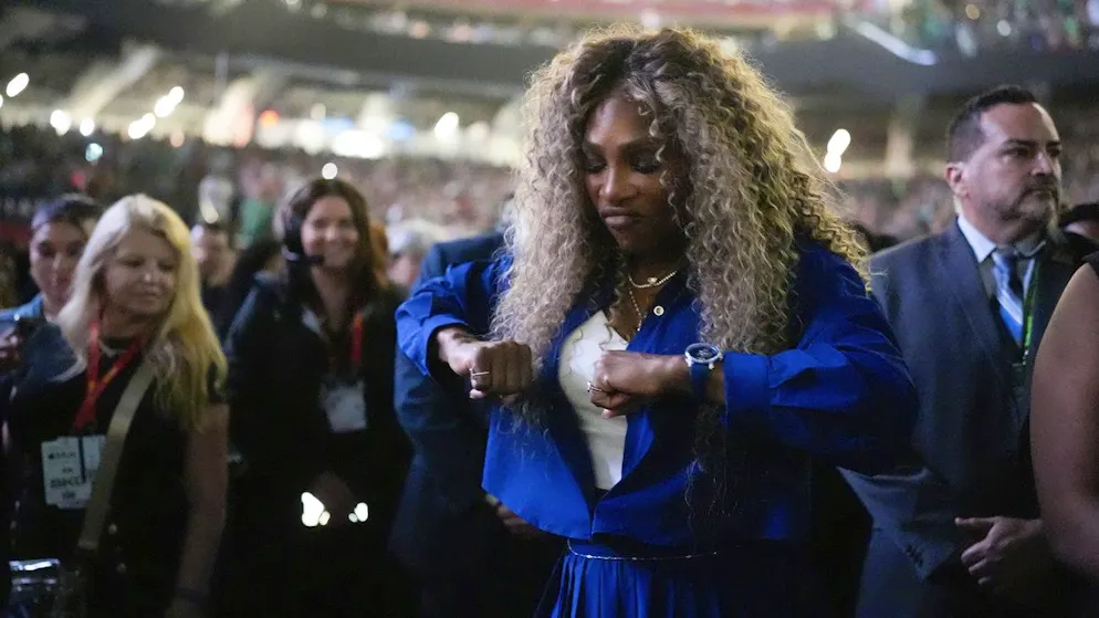 Serena Williams zieht in der Halbzeitpause des Super Bowl die Blicke auf sich.