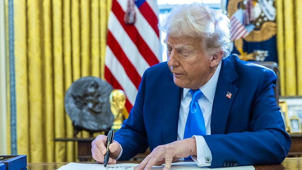 Il presidente degli Stati Uniti è pronto a firmare gli ennesimi ordini esecutivi nel suo Studio Ovale. (Foto archivio)