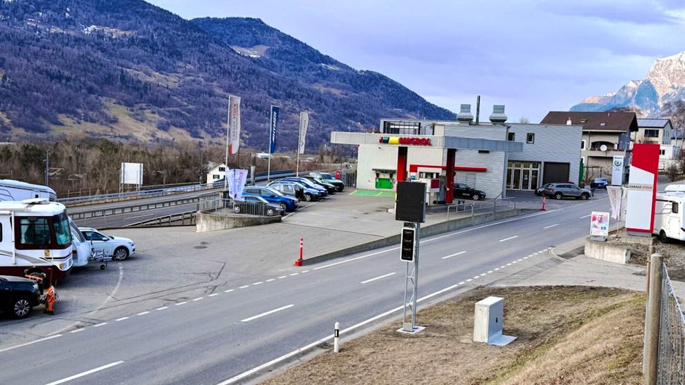 GR: un nuovo semaforo per evitare ingorghi a Zizers - Gallery. Il nuovo semaforo con pannello LED è stato installato all'entrata di Zizers.