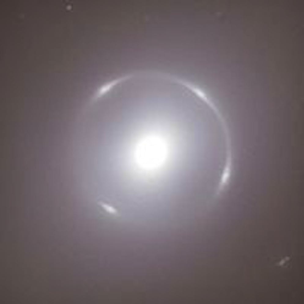 Photo non datée publiée par l'Université de Portsmouth montrant l'anneau de lumière entourant le centre d'une vue rapprochée du centre de la galaxie NGC 6505, avec l'anneau d'Einstein lumineux autour de son noyau, capturé par le télescope spatial Euclid de l'ESA. Les scientifiques ont découvert un anneau d'Einstein rare dans « notre arrière-cour cosmique » à l'aide d'images du télescope spatial Euclid. 