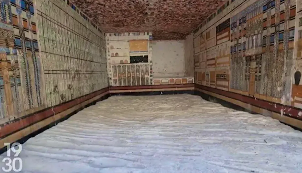 Beeindruckend sind der Erhalt der Farben an der Decke und den Wänden der Ruhestätte.