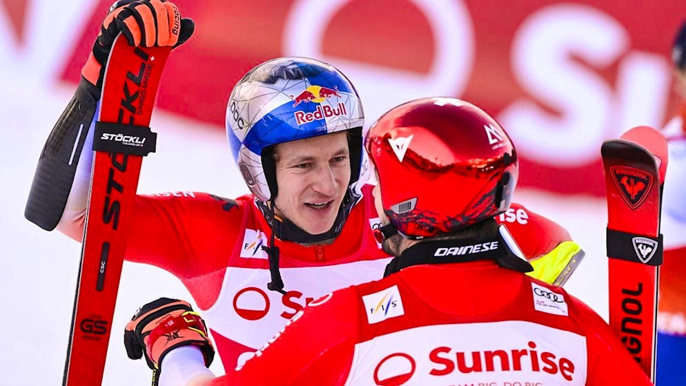 Marco Odermatt (left) is aiming to defend his title in the giant slalom, Loïc Meillard is one of the favorites in both the giant slalom and the slalom.
