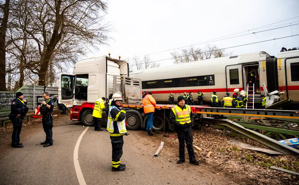 ICE prallt in Hamburg gegen Lkw – ein Toter, elf Verletzte - Gallery. Bei dem Zusammenstoss wurden zudem 25 Menschen verletzt – davon 6 mittelschwer und 19 leicht.