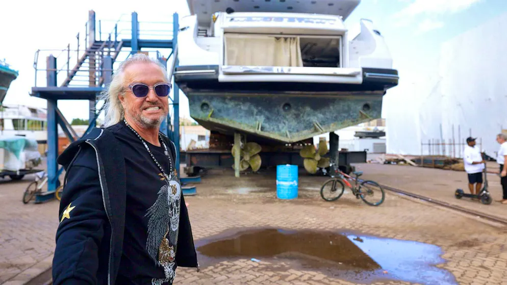 Robert Geiss is planning a family trip to Oman, but the insurance company for the "Indigo Star" is throwing a spanner in the works. The luxury yacht has to go into dry dock.