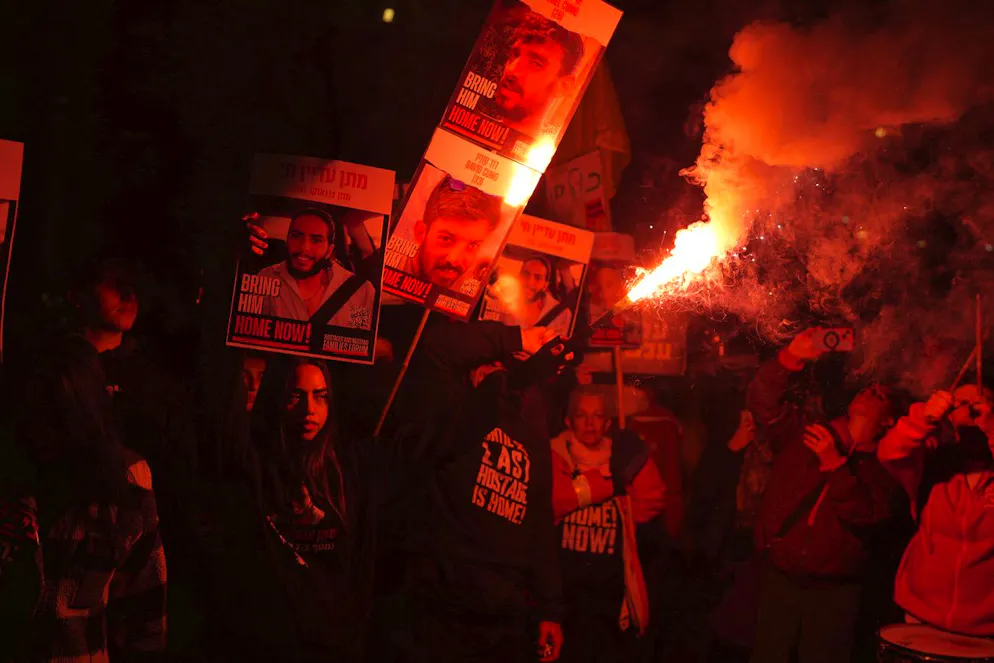 Des proches d'otages, détenus par le Hamas dans la bande de Gaza, manifestent devant le ministère israélien de la Défense à Tel Aviv, le lundi 10 février 2025, après que le groupe militant a annoncé qu'il retarderait la libération des otages dans la bande de Gaza après avoir accusé Israël de violer un fragile cessez-le-feu. (Photo AP/Ohad Zwigenberg)