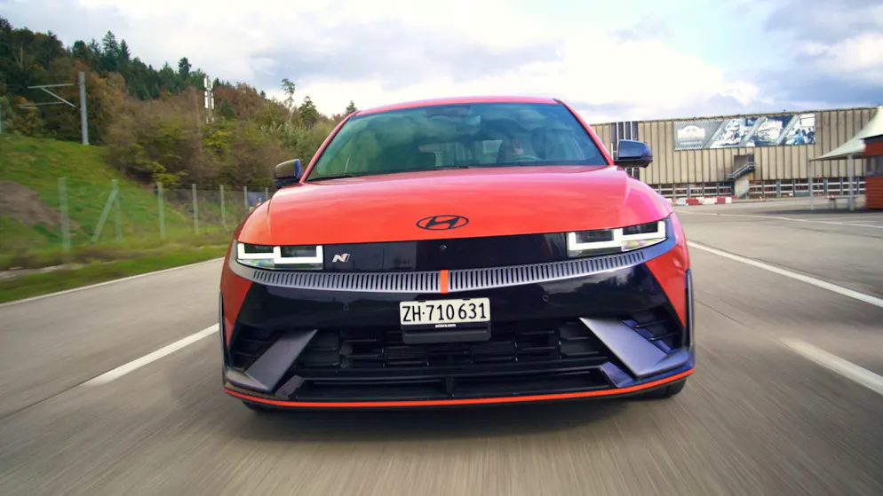 Mit dem Sportstromer Hyundai Ioniq 5 N zieht es Cyndie auf die Rennstrecke.