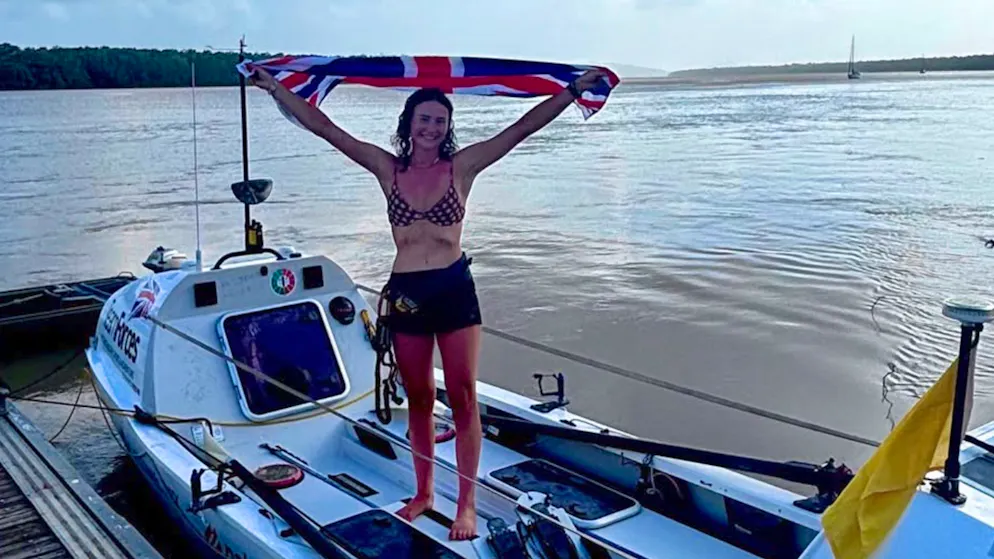 Cut into finger, attracted shark. 21-year-old rows across the Atlantic alone - video shows record