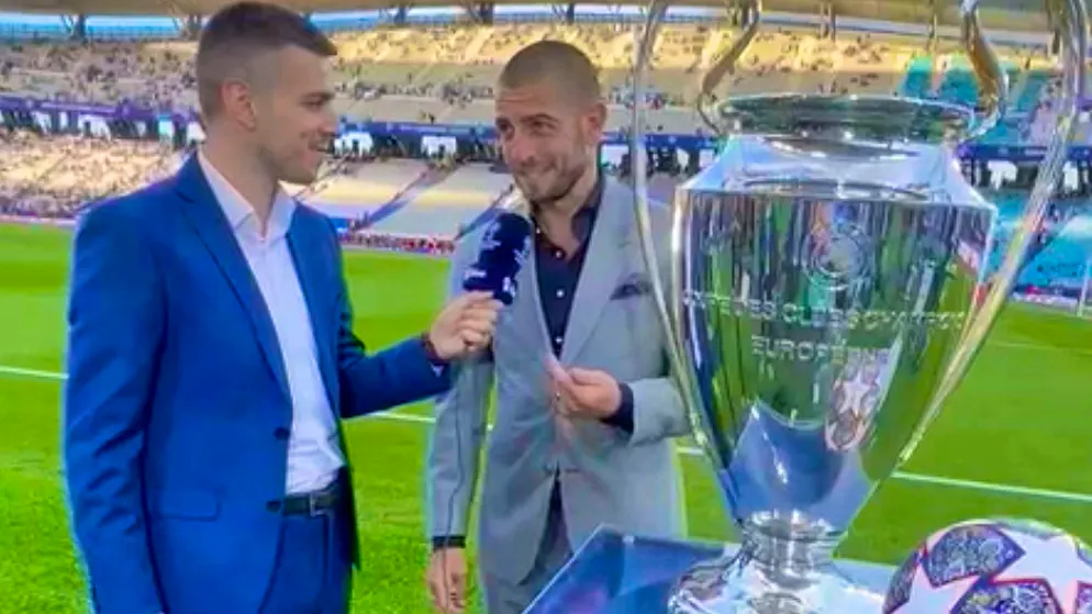 blue Sport expert Mladen Petric (here with commentator Marko Vucur) is up close and personal in the Champions League.