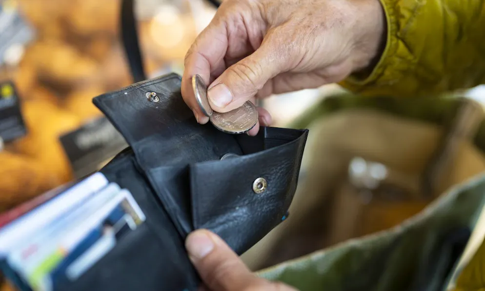 Pro Senectute empfiehlt, in finanziellen Angelegenheiten vulnerabler Angehöriger immer mehrere Personen einzubinden, um das Betrugsrisiko zu minimieren.