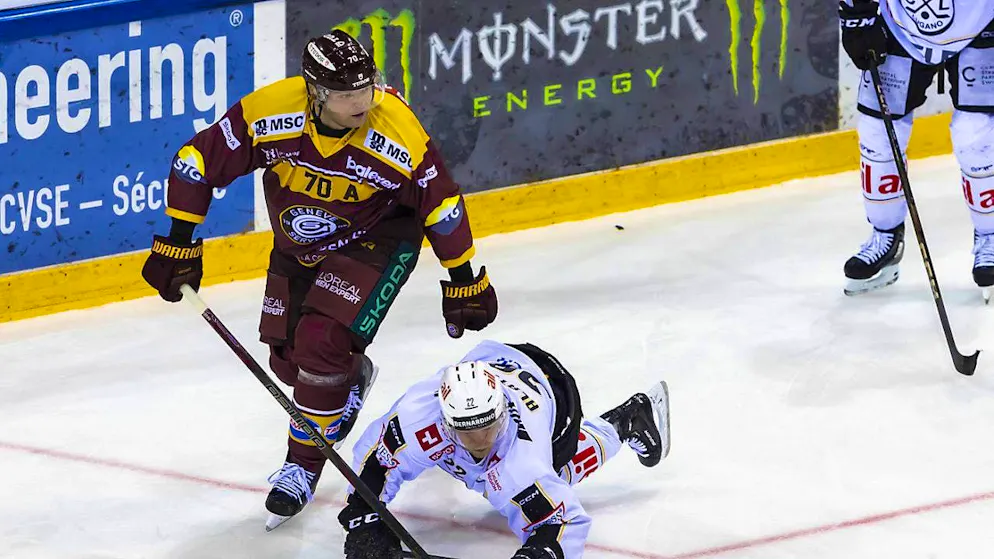 Servette wins the duel of the crisis clubs - Gallery. Lugano down: Santeri Alatalo loses the duel against Servette's Teemu Hartikainen (left)