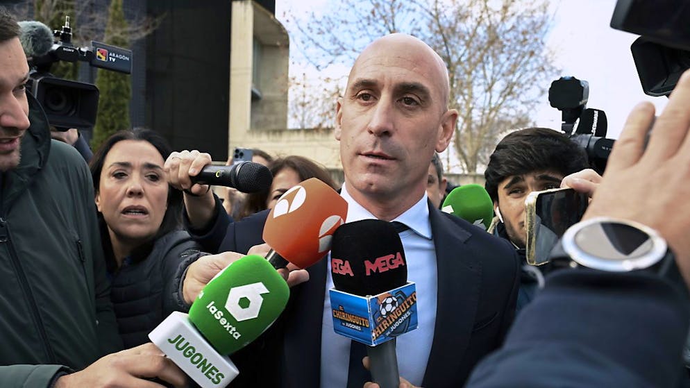 Durante l'interrogatorio. Rubiales nega: «Hermoso mi diede il permesso di baciarla»