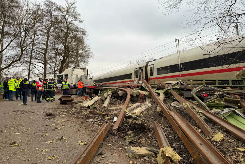 ICE prallt in Hamburg gegen Lkw – ein Toter, elf Verletzte - Gallery. Am Stadtrand von Hamburg sind am Nachmittag ein ICE der Deutschen Bahn und ein Sattelzug zusammengestossen. Dabei wurde ein Fahrgast so schwer verletzt, dass er wenig später gestorben ist.