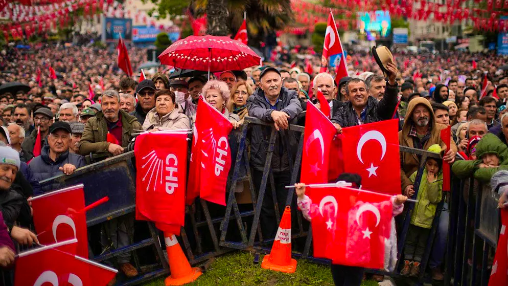 ARCHIVE - Supporters of the opposition party CHP at an election rally (archive photo). Photo: Francisco Seco/AP/dpa