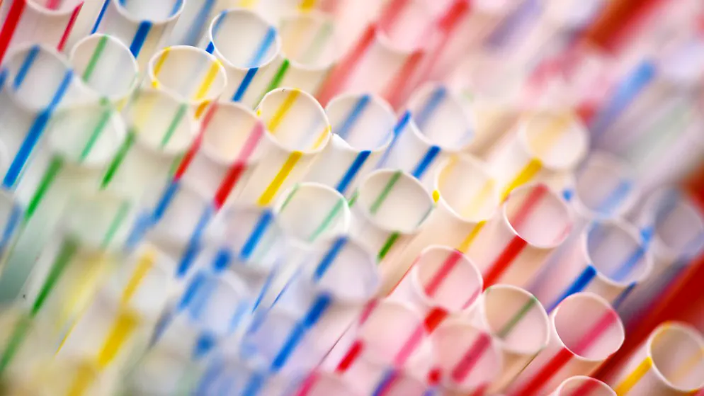 ARCHIV - Bunte Trinkhalme aus Plastik, aufgenommen in einem Glas. Foto: Ralf Hirschberger/dpa/archivbild