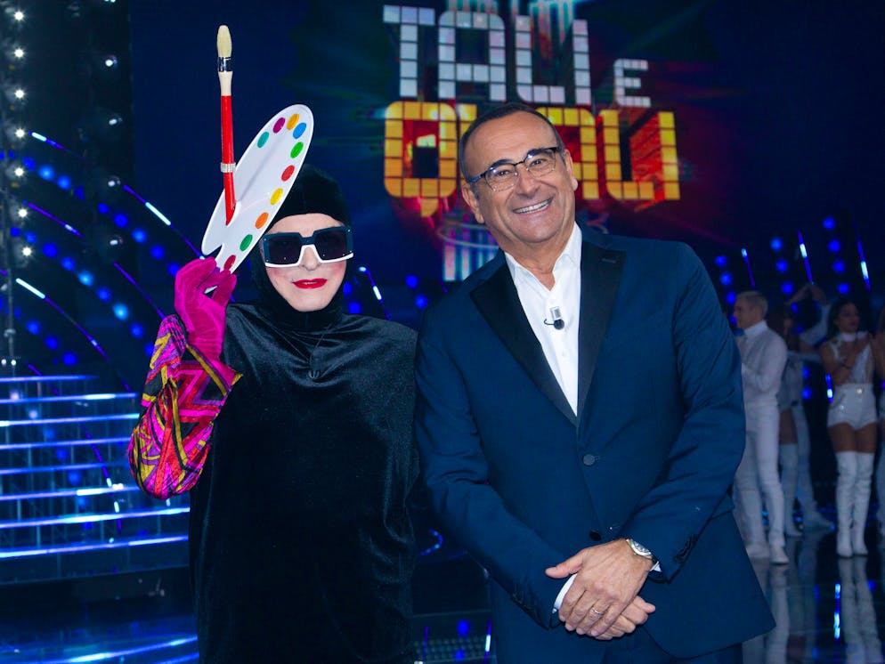 Cristiano Malgioglio e Carlo Conti durante una puntata dello show «Tale e Quale», che dà spazio a cantanti dilettanti.