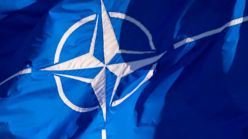 ARCHIV - Eine Flagge der Nato weht bei einem Nato-Außenministertreffen. Foto: Daniel Naupold/dpa