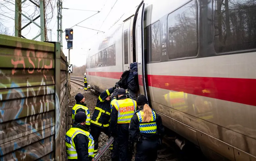 ICE prallt in Hamburg gegen Lkw – ein Toter, elf Verletzte - Gallery. Eine Person wird an der Unfallstelle an einem Bahnübergang aus einem ICE evakuiert.