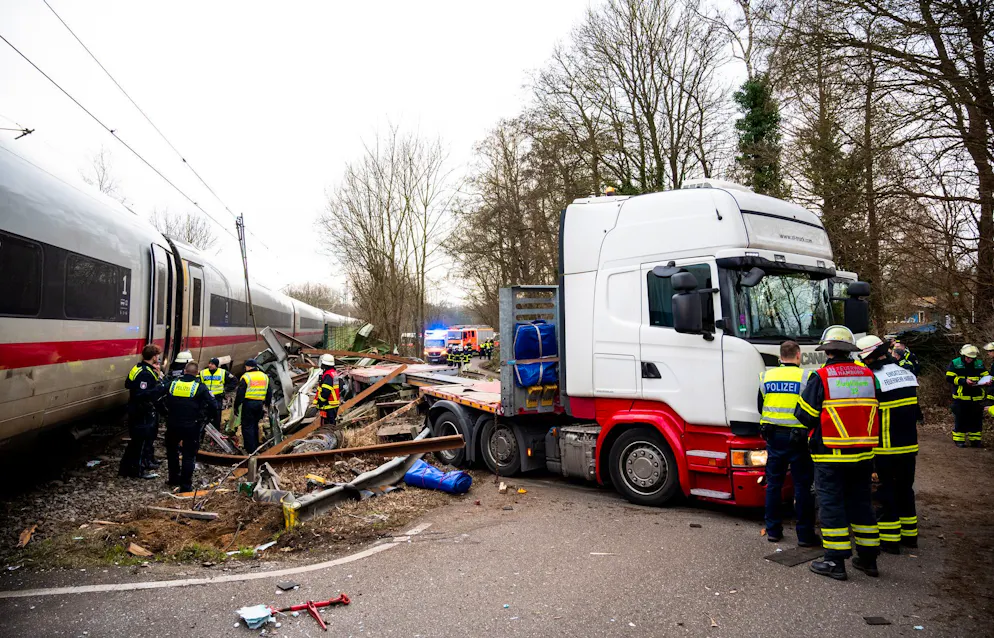 ICE prallt in Hamburg gegen Lkw – ein Toter, elf Verletzte - Gallery. Die Wucht des Aufpralls war so gross, dass vor allem in den vorderen Wagen die Fensterscheiben zerbrachen.