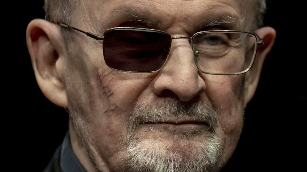 L'auteur des "Versets sataniques" Salman Rushdie a commencé mardi à témoigner lors du procès aux Etats-Unis de son assaillant présumé (archives).