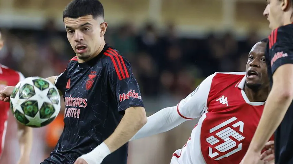 Zeki Amdouni (am Ball, Benfica) gewinnt das Hinspiel im Schweizer Duell gegen Monacos Denis Zakaria (rechts), Breel Embolo und Philipp Köhn.