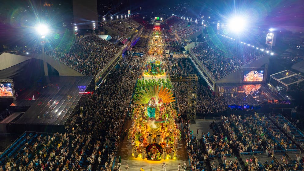 Karneval in Rio startet mit berühmten Umzügen im Sambodrom - Gallery. Zehntausende auf den Tribünen und in Logen sowie Millionen vor dem Fernseher in Brasilien und weltweit verfolgen für gewöhnlich die Umzüge auf dem riesigen Laufsteg. (Archivbild)