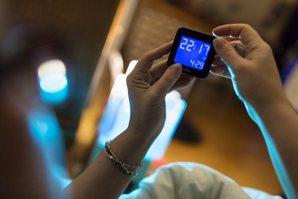 Zirkadianer Rhythmus: So tickt unsere innere Uhr. Wenn alles nach Plan läuft, bist du gegen 2 Uhr morgens in der Tiefschlafphase. Erst rund vier Stunden später, also gegen 6 Uhr, fährt dein Körper langsam hoch: Die Melatoninausschüttung sinkt, während Körpertemperatur und Blutdruck wieder steigen.