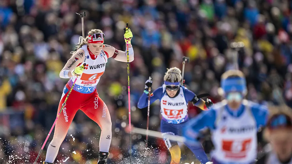 Startnummer 6, Platz 6: Die Schweizer Mixed-Staffel, hier mit Startläuferin Amy Baserga, zeigt zum Auftakt der Biathlon-WM in Lenzerheide vor voller Arena eine ordentliche Leistung