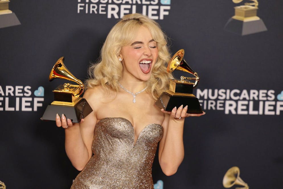 Sabrina Carpenter. Sabrina Carpenter, récompensée pour «Short N' Sweet» le 2 février 2025, arbore désormais une coiffure qui rappelle celle de Madonna dans les années 90.