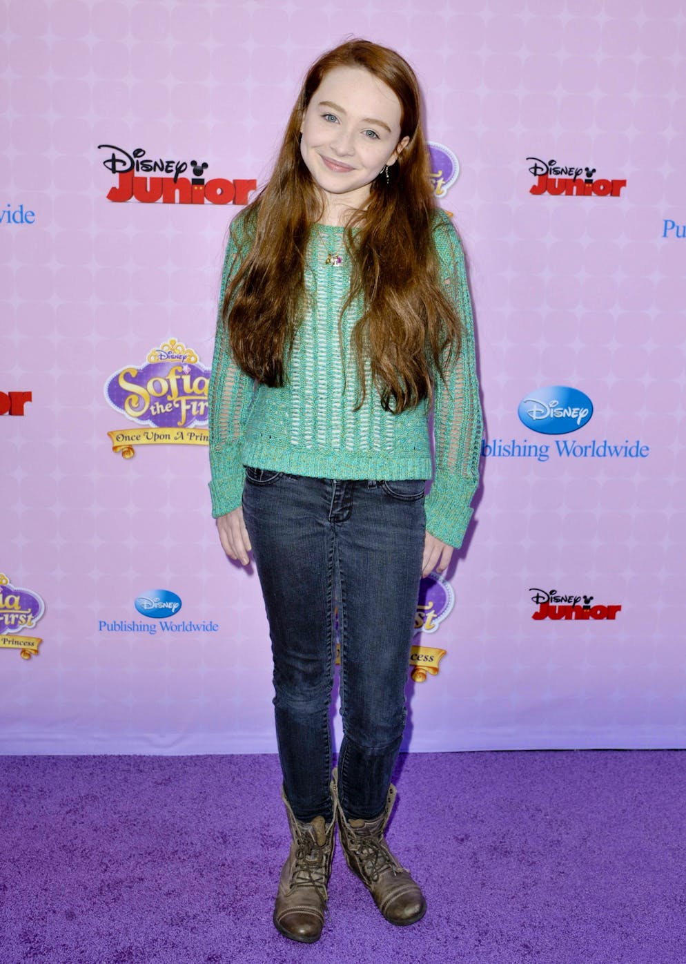 Sabrina Carpenter. En 2012, la jeune Sabrina Carpenter est brune.