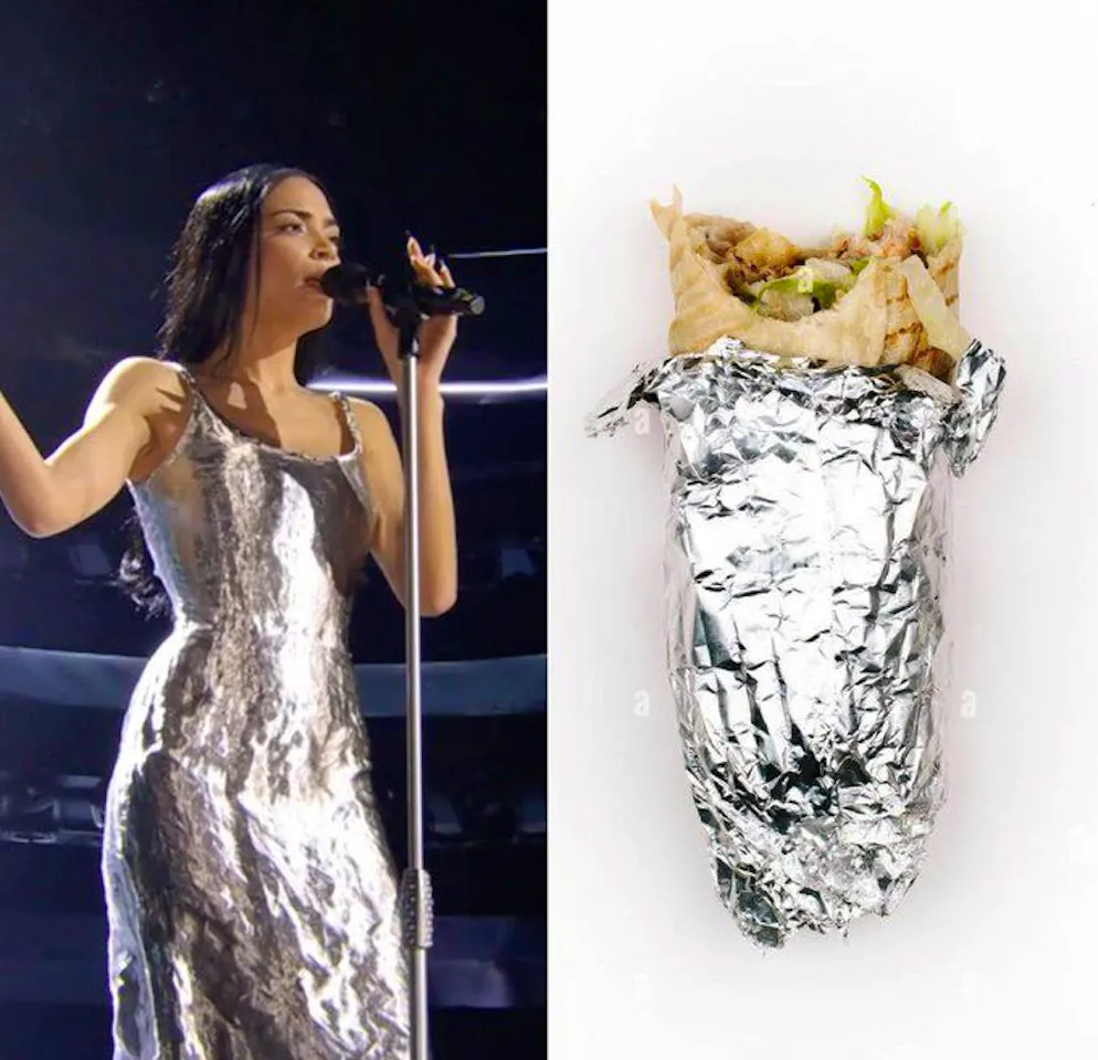 Elodie ha portato sul palco di Sanremo «Dimenticarsi alle sette». I meme sul suo abbigliamento non sono mancati.