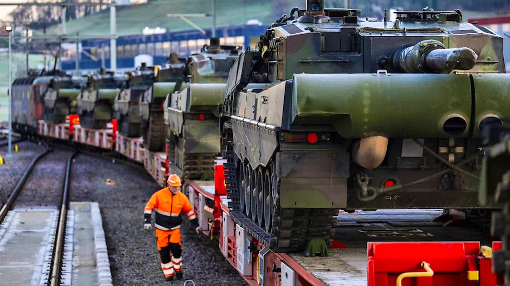 Swiss Army Leopard tanks on a train: the Federal Council wants more flexibility in the approval of war material exports. The amendment to the law is controversial. (archive picture)