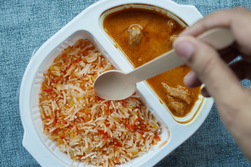 Essen zum Mitnehmen kann mit Chemikalien aus dem Plastikbehälter angereichert sein und zu Entzündungen im Darm führen.