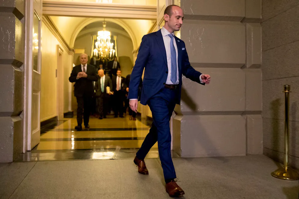 Atemlos durch die Welt – Trumps Methode der Nachrichtenflut - Gallery. Stephen Miller gilt als einer der wichtigsten Spindoktoren für Trumps Strategie. (Archivbild)
