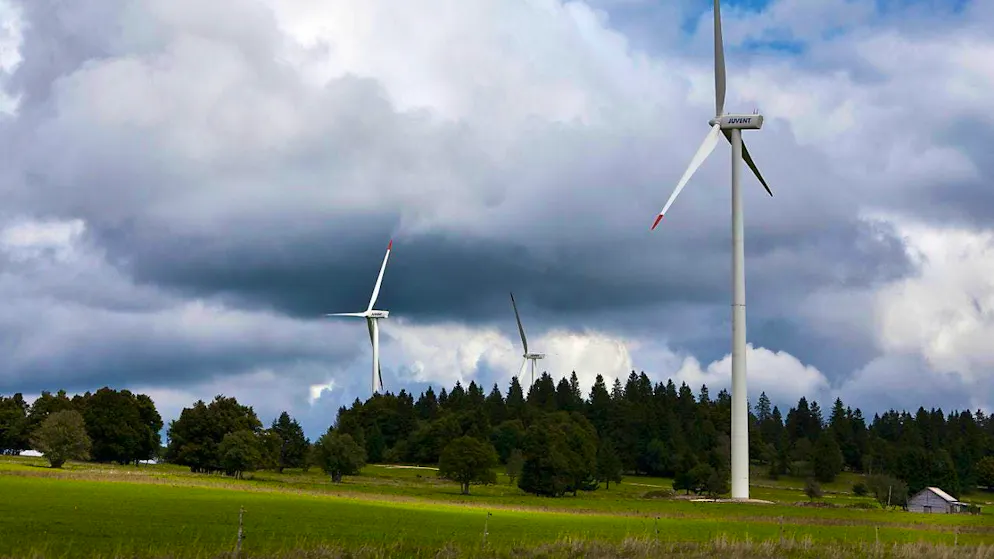 In 2024, fewer than 50 wind turbines produced electricity in the whole of Switzerland - like those of BKW's partner company Juvent SA in the Bernese Jura. (Archive picture