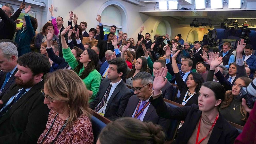 Reporters raise their hands as White House Press Secretary Leavitt holds a press conference at the White House. Photo: Jacquelyn Martin/AP/dpa