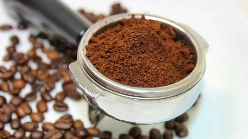 Ne jetez plus votre marc de café ! Avec ces astuces simples, transformez ce «déchet» en ressource précieuse pour la maison, la beauté et le jardin.