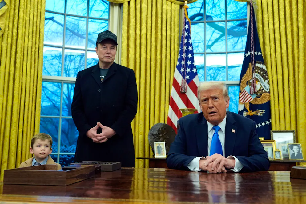 Atemlos durch die Welt – Trumps Methode der Nachrichtenflut - Gallery. Trump mit Elon Musk und dessen Sohn X Æ A-Xii im Oval Office des Weissen Hauses.