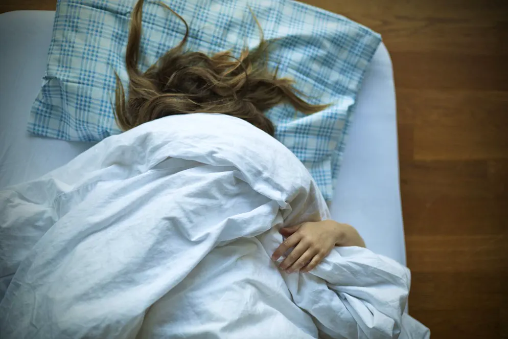 Wenn der Wecker klingelt, sollte man noch etwas im Bett bleiben. Das schnelle Aufstehen versetzt deinen Körper in einen Alarmzustand. 