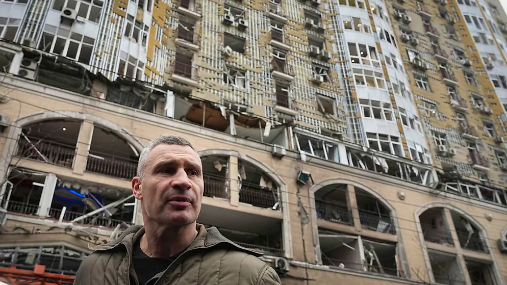 ARCHIV - Der Bürgermeister von Kiew, Vitali Klitschko, inspiziert die Schäden in der Nähe eines Wohnhauses, das von einem russischen Raketenangriff getroffen wurde. Foto: Efrem Lukatsky/AP/dpa