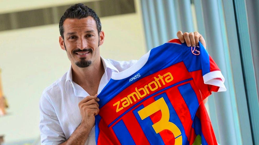 Gianluca Zambrotta with the Chiasso jersey.