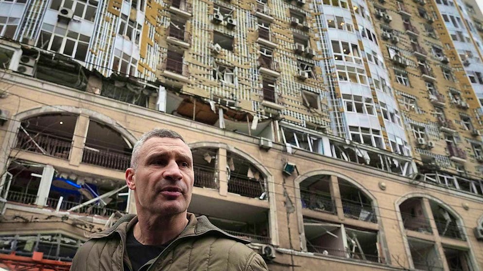 ARCHIVE - The mayor of Kiev, Vitali Klitschko, inspects the damage near a residential building that was hit by a Russian missile attack. Photo: Efrem Lukatsky/AP/dpa