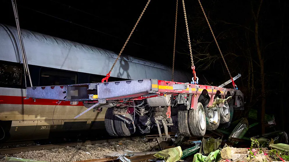 Ein LKW-Anhänger wird nach einem Zugunglück mit einem Kran geborgen. Beim Zusammenstoß eines ICEs mit einem Lastwagen sind ein Mensch ums Leben gekommen und mehrere verletzt worden. Foto: Daniel Bockwoldt/dpa/Daniel Bockwoldt