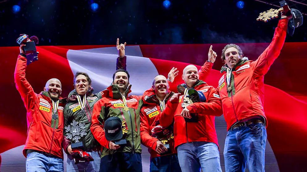 Schweizer zelebrieren ihre Festspiele an der WM in Saalbach - Gallery. Schweizer, so weit das Auge reicht bei der Siegerehrung der Team-Kombination der Männer