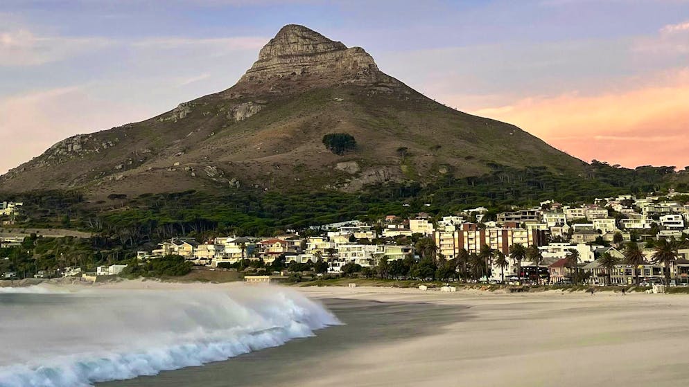 Cape Town combines the best of both worlds: This is where mountains meet the sea.