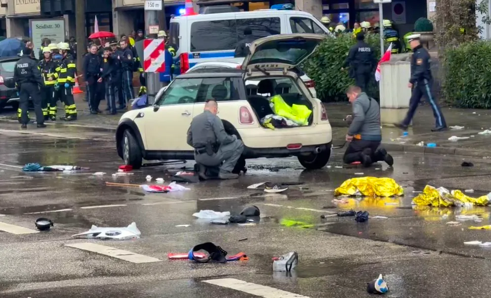 Fahrzeug in München in Menschengruppe gefahren - Gallery. München: Polizisten untersuchen ein Auto in der Nähe des Einsatzortes. 